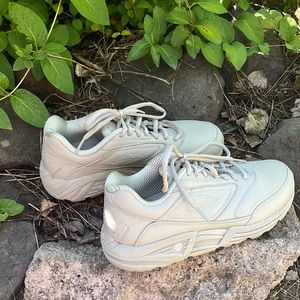 Women’s Brooks Addiction Walker Walking Shoes, Size 8.5/40